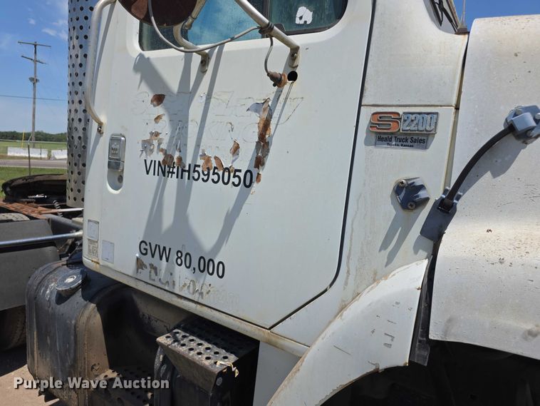 image for item FH6031 1988 International F2275 semi truck