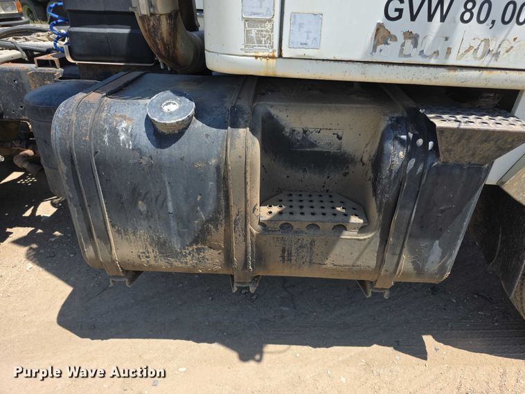 image for item FH6031 1988 International F2275 semi truck