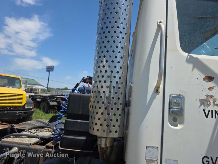 image for item FH6031 1988 International F2275 semi truck