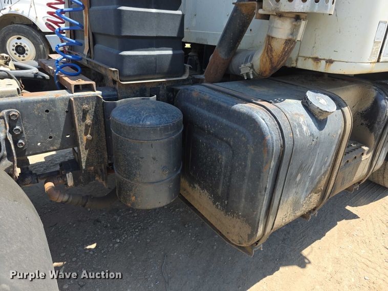 image for item FH6031 1988 International F2275 semi truck