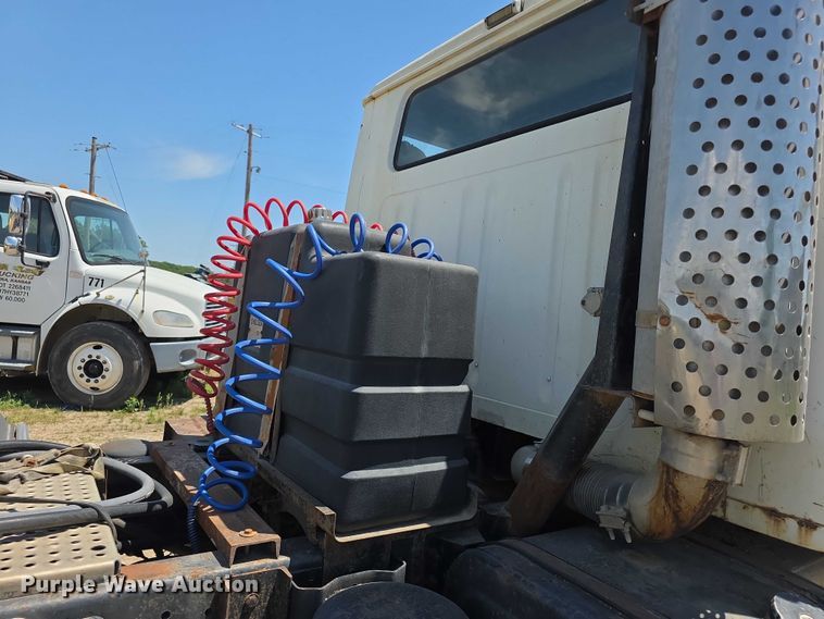 image for item FH6031 1988 International F2275 semi truck