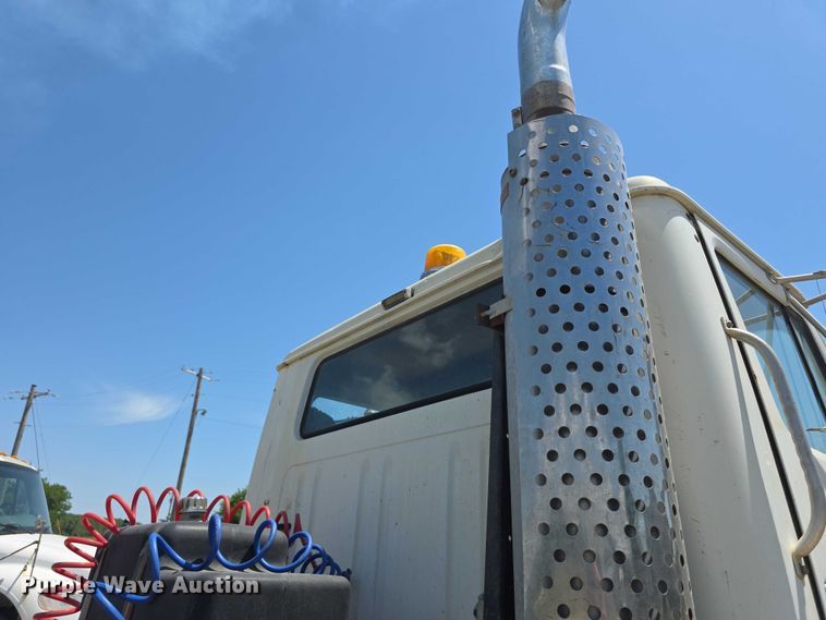 image for item FH6031 1988 International F2275 semi truck