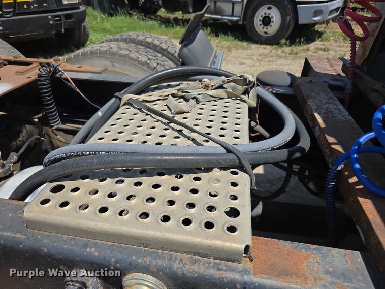 image for item FH6031 1988 International F2275 semi truck