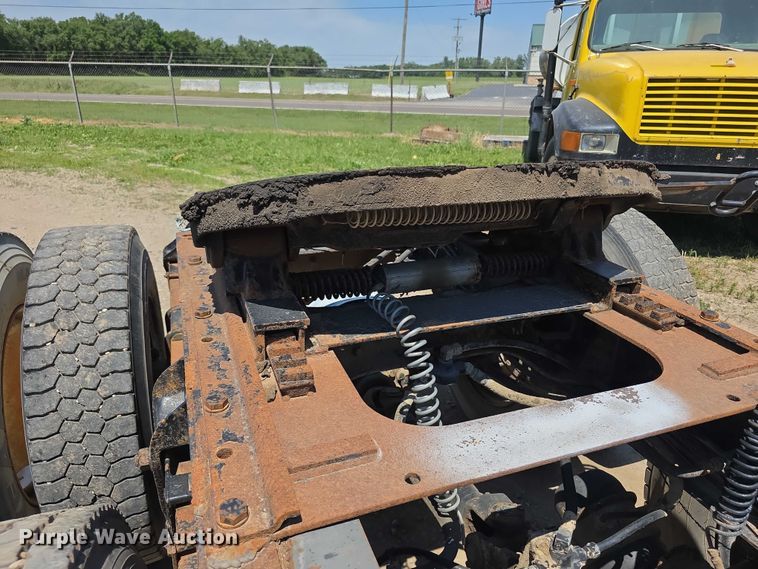 image for item FH6031 1988 International F2275 semi truck