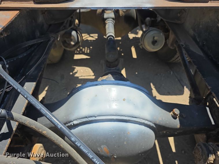 image for item FH6031 1988 International F2275 semi truck