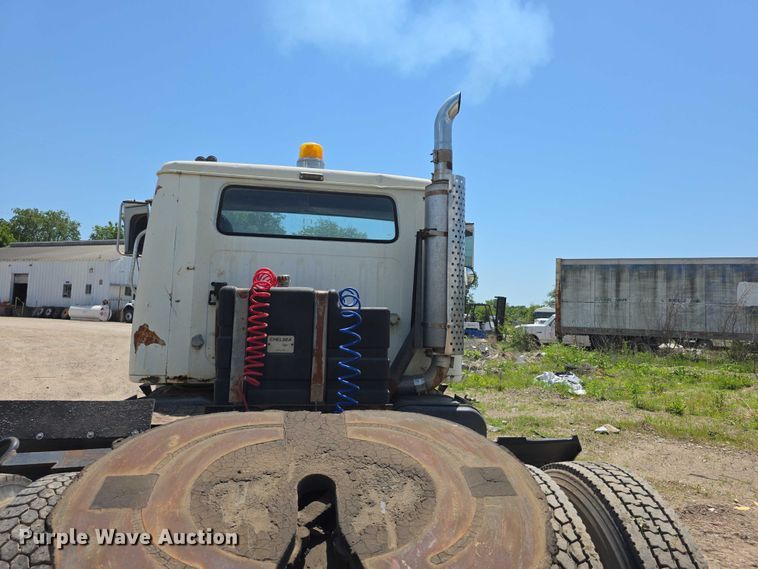 image for item FH6031 1988 International F2275 semi truck