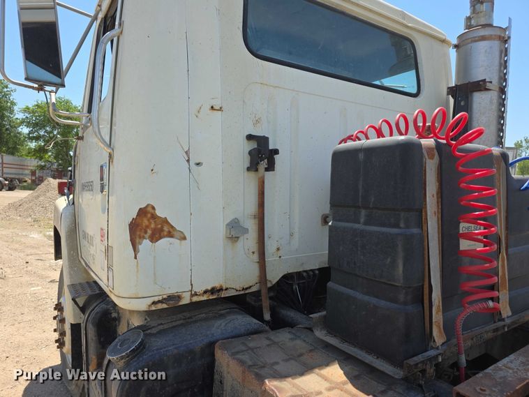 image for item FH6031 1988 International F2275 semi truck