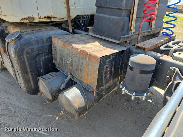 image for item FH6031 1988 International F2275 semi truck