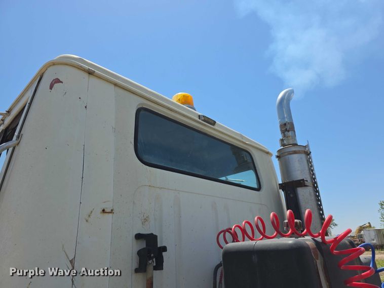 image for item FH6031 1988 International F2275 semi truck