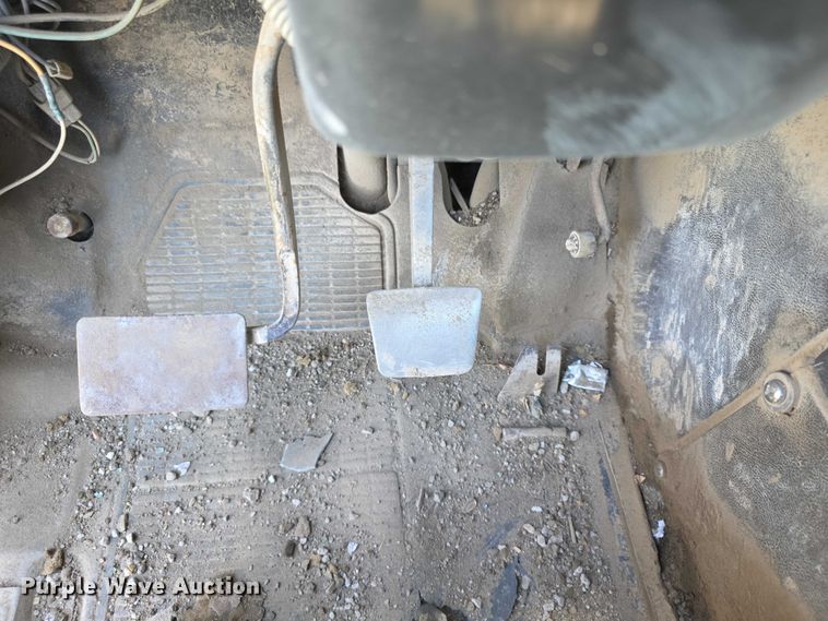 image for item FH6031 1988 International F2275 semi truck