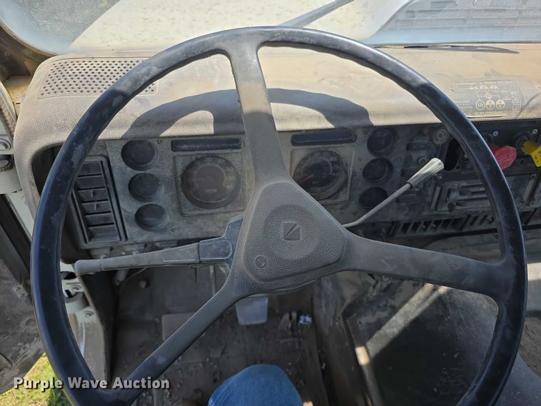 image for item FH6031 1988 International F2275 semi truck