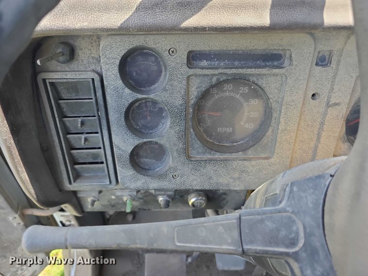 image for item FH6031 1988 International F2275 semi truck