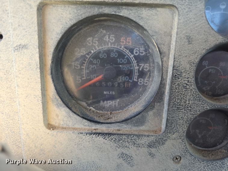 image for item FH6031 1988 International F2275 semi truck