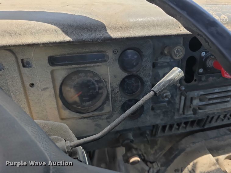 image for item FH6031 1988 International F2275 semi truck