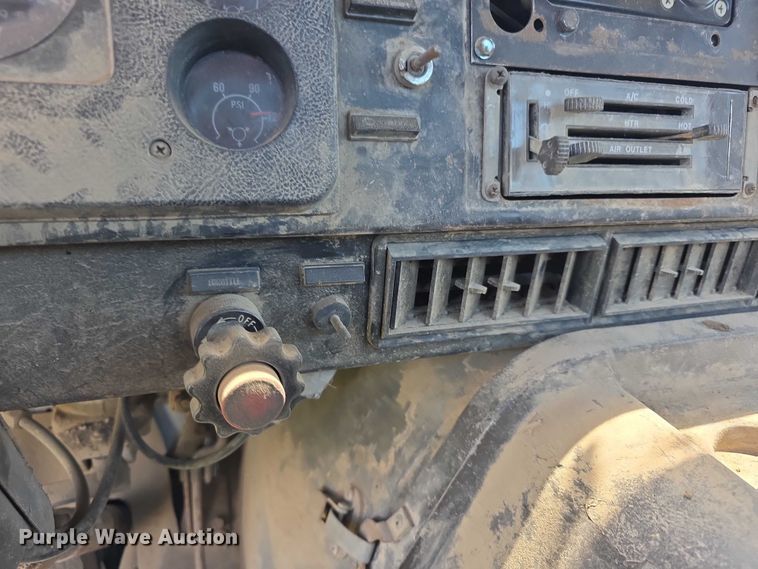 image for item FH6031 1988 International F2275 semi truck