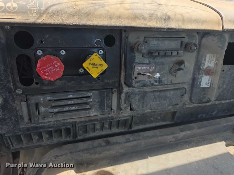 image for item FH6031 1988 International F2275 semi truck