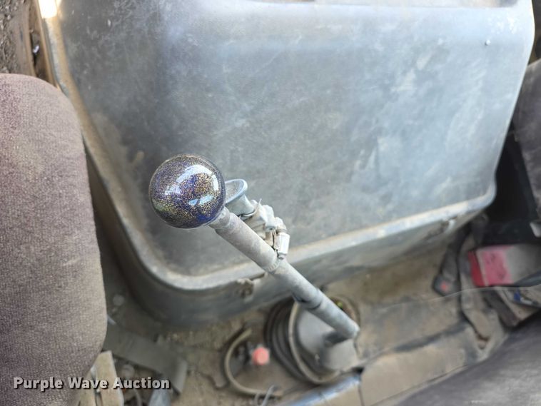 image for item FH6031 1988 International F2275 semi truck