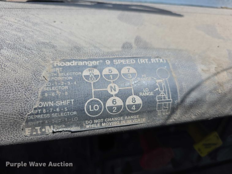 image for item FH6031 1988 International F2275 semi truck