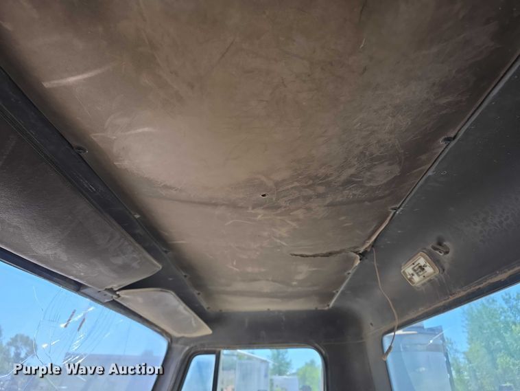 image for item FH6031 1988 International F2275 semi truck