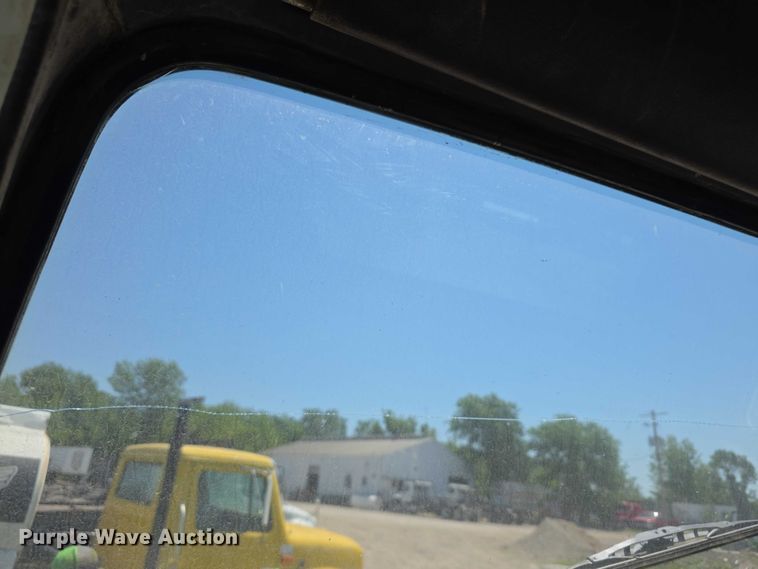 image for item FH6031 1988 International F2275 semi truck