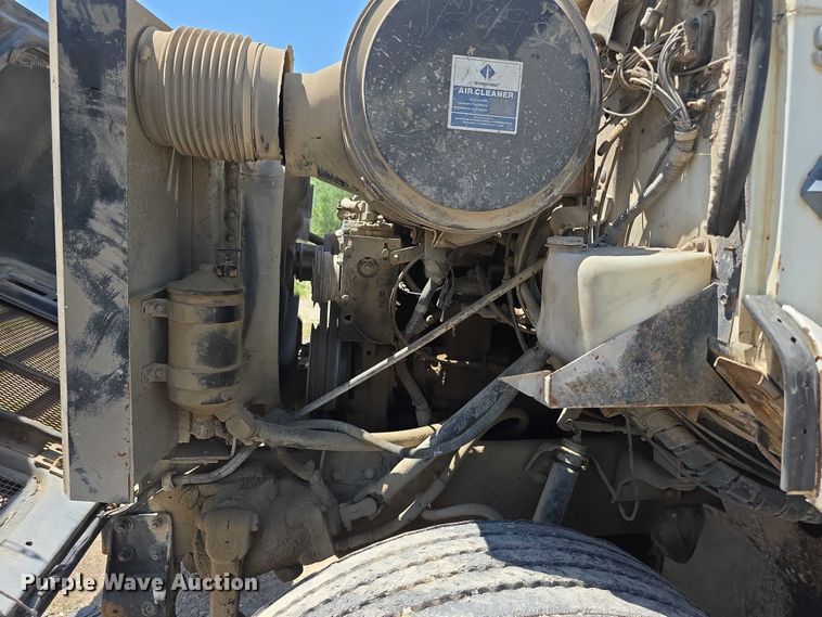 image for item FH6031 1988 International F2275 semi truck