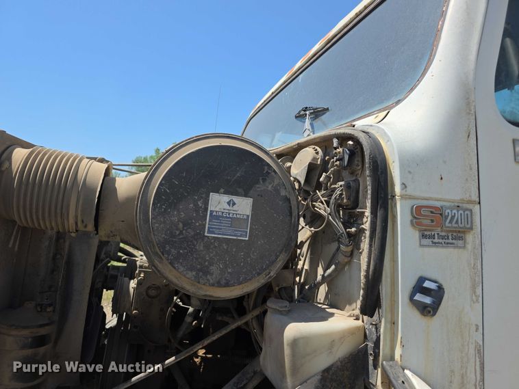 image for item FH6031 1988 International F2275 semi truck