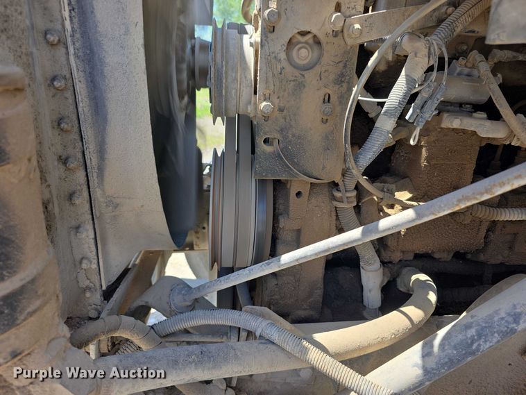 image for item FH6031 1988 International F2275 semi truck