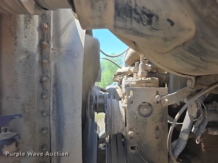 image for item FH6031 1988 International F2275 semi truck