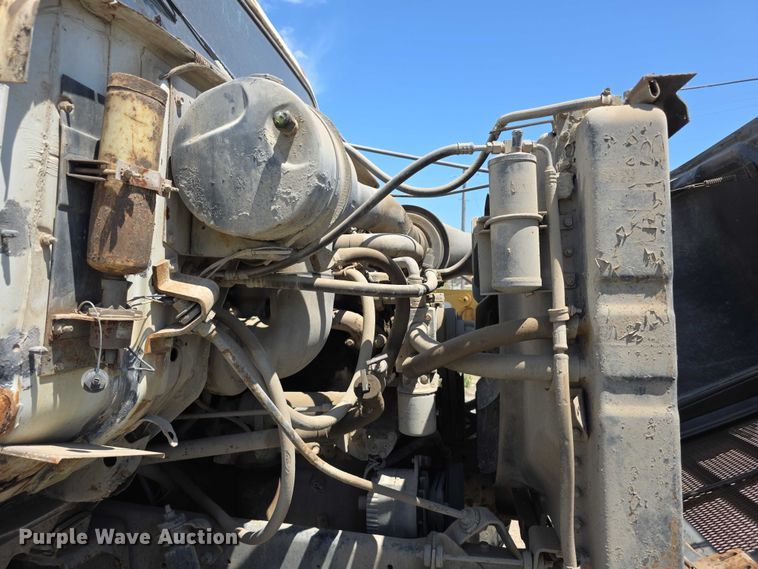image for item FH6031 1988 International F2275 semi truck