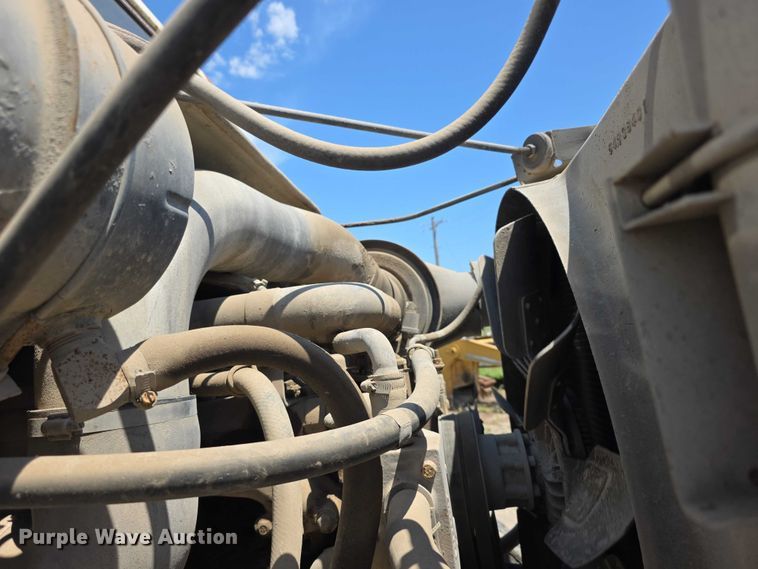 image for item FH6031 1988 International F2275 semi truck