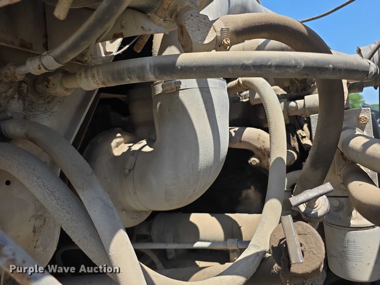 image for item FH6031 1988 International F2275 semi truck