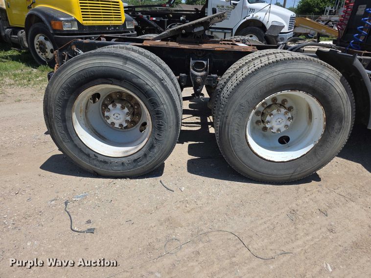 image for item FH6031 1988 International F2275 semi truck