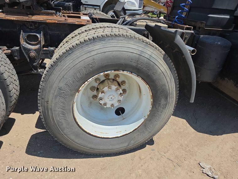 image for item FH6031 1988 International F2275 semi truck
