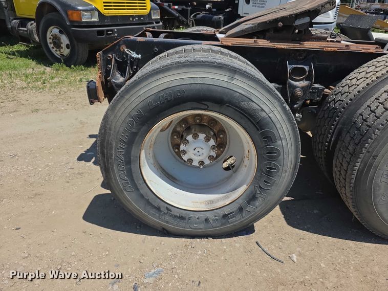 image for item FH6031 1988 International F2275 semi truck