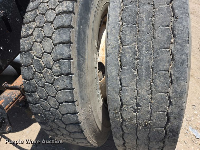 image for item FH6031 1988 International F2275 semi truck