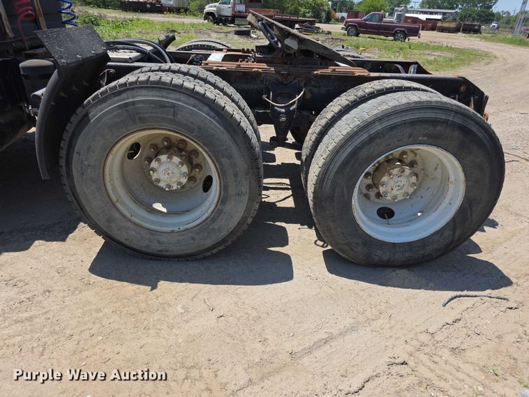 image for item FH6031 1988 International F2275 semi truck