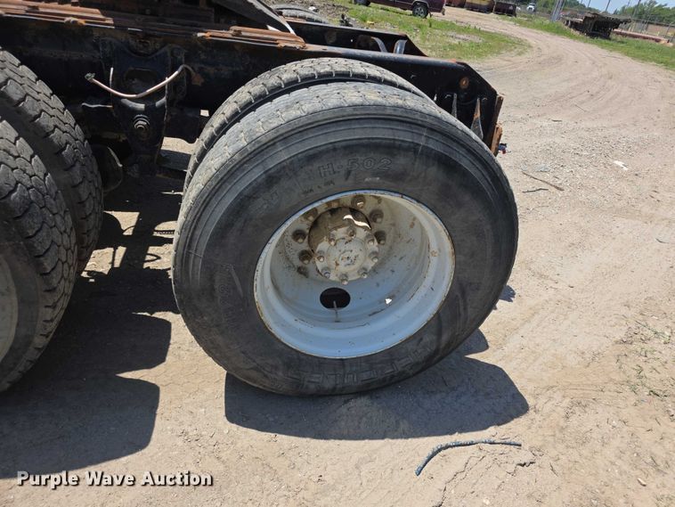 image for item FH6031 1988 International F2275 semi truck