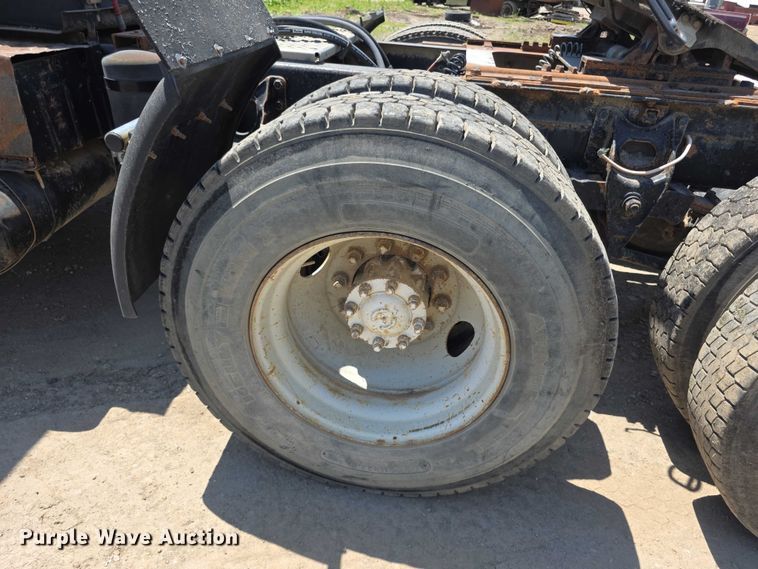 image for item FH6031 1988 International F2275 semi truck