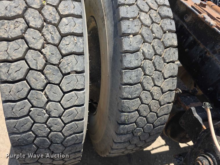 image for item FH6031 1988 International F2275 semi truck