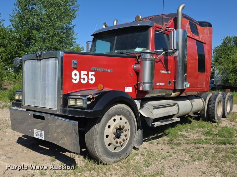 image for item FH6043 1999 Western Star 4900 semi truck