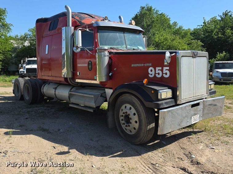 image for item FH6043 1999 Western Star 4900 semi truck