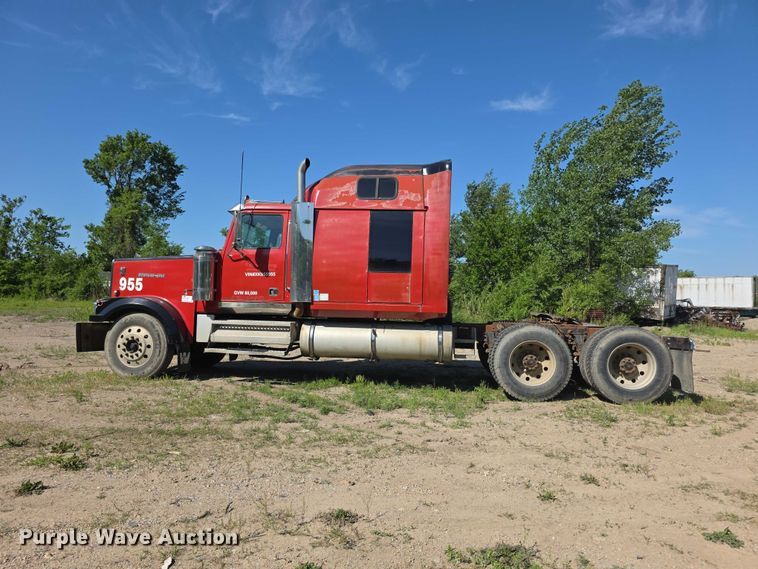 image for item FH6043 1999 Western Star 4900 semi truck