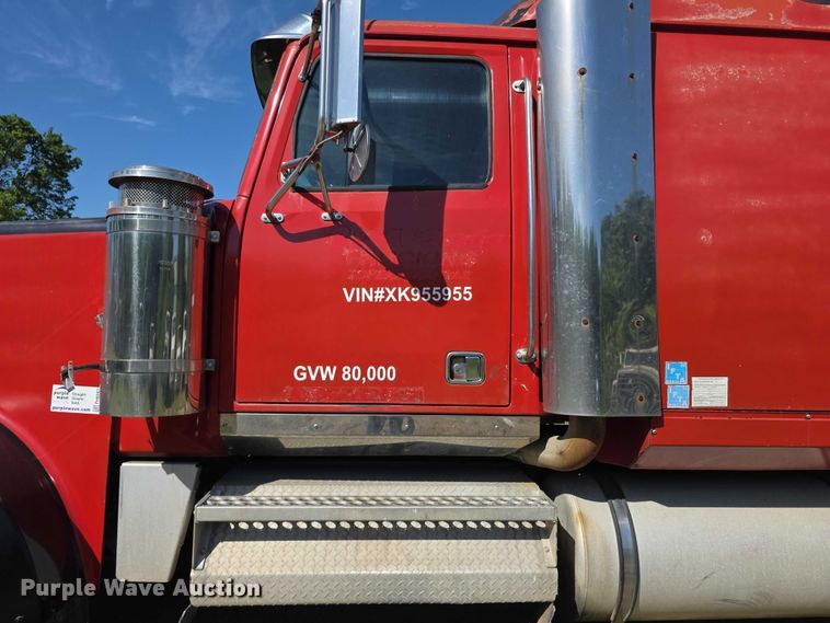 image for item FH6043 1999 Western Star 4900 semi truck