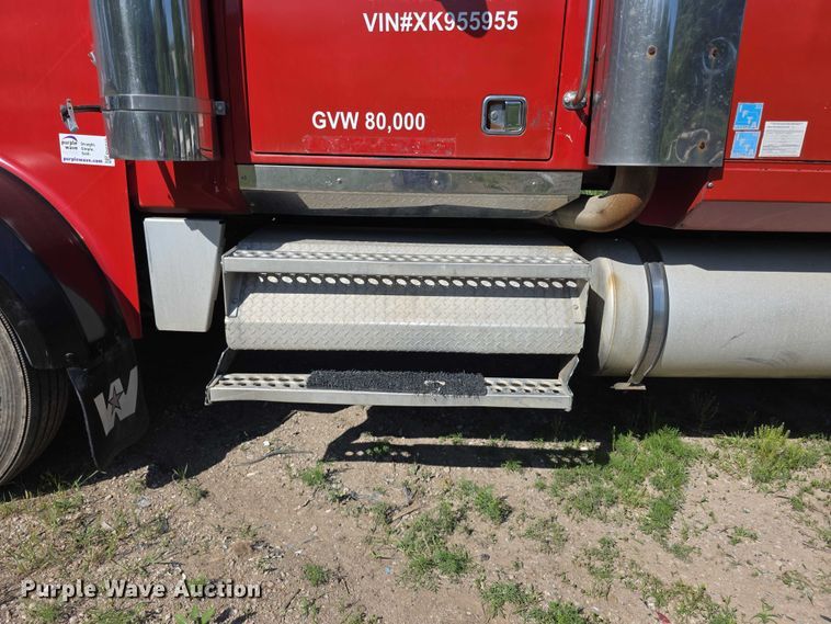 image for item FH6043 1999 Western Star 4900 semi truck
