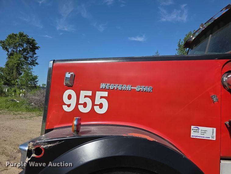 image for item FH6043 1999 Western Star 4900 semi truck