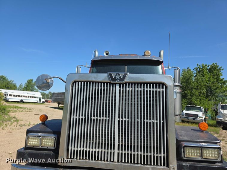 image for item FH6043 1999 Western Star 4900 semi truck