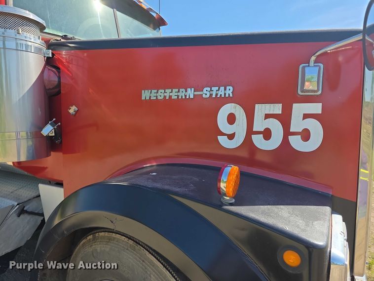 image for item FH6043 1999 Western Star 4900 semi truck