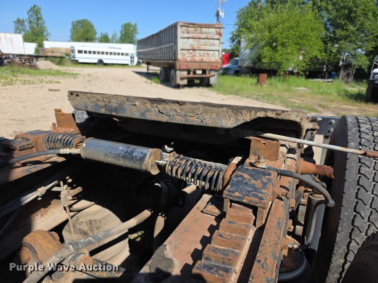 image for item FH6043 1999 Western Star 4900 semi truck