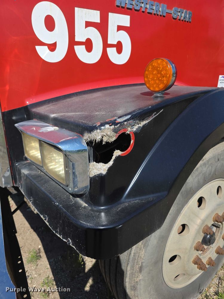 image for item FH6043 1999 Western Star 4900 semi truck