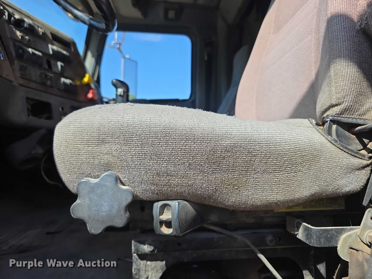 image for item FH6043 1999 Western Star 4900 semi truck